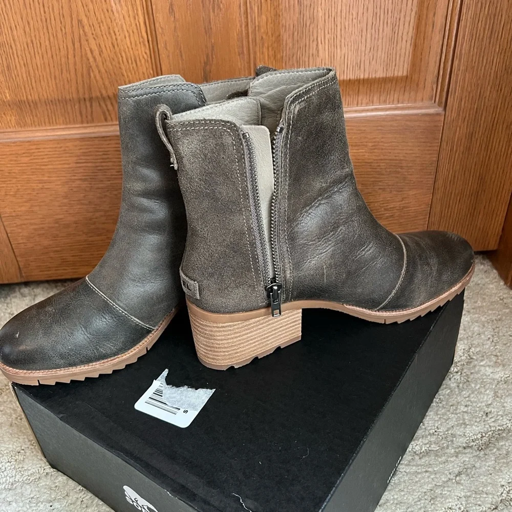 Like new Sorel olive green 2 inch boots. Great condition worn 3 times. - Picture 6 of 6